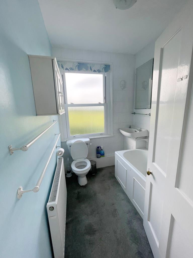 Lot: 70 - SEMI-DETACHED HOUSE FOR IMPROVEMENT - Bathroom